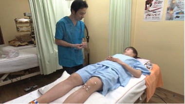 鍼灸治療を行う清藤先生