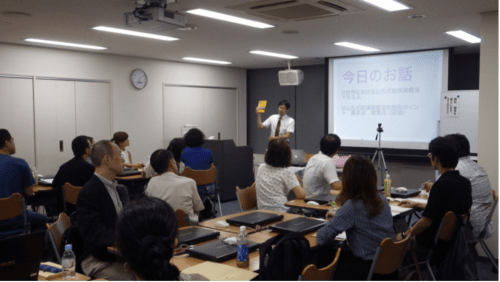 セミナーを行いYNSAの普及に務める富田先生